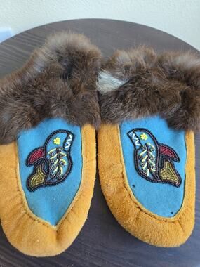Vintage Native American Glass Beaded Hide Moccasins Size 9 Rabbit Fur 11" Long